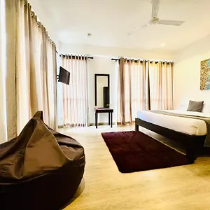 2* Отель Queens Mount Glen Heights